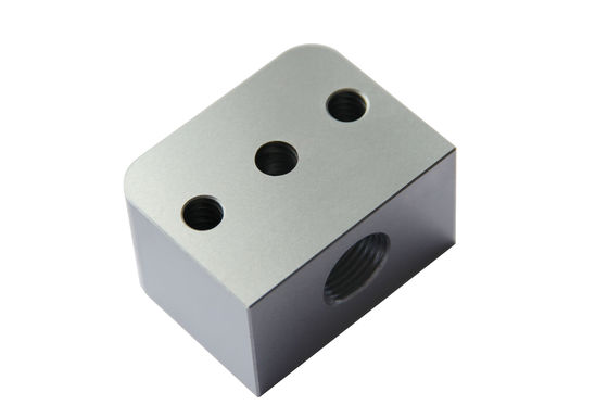 Le couplage en plastique de moulage par injection de pièces d'auto d'injection concevant la par injection moulage des pièces